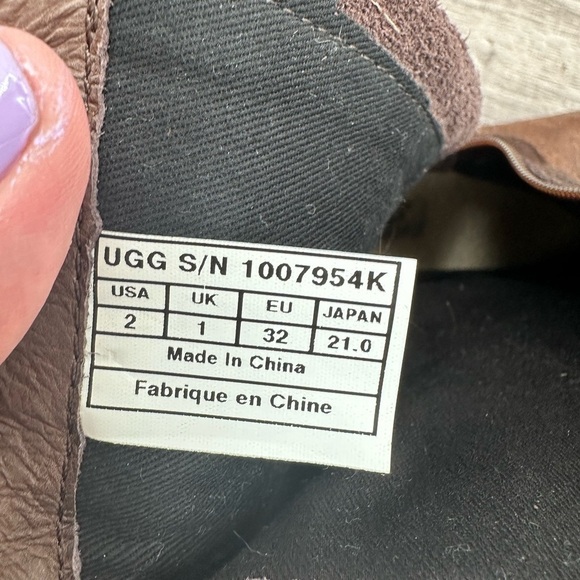 UGG girls brown leather Sherpa lining gorpcore warm boot. Girl 2 - Picture 11 of 13
